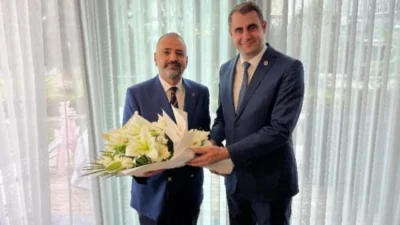 CHP İzmir’in yeni İl Başkanı Çağatay Güç, mazbatasını aldıktan hemen