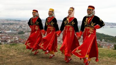18 yaş ve üzeri kadınlara yönelik düzenlenen halk oyunları kursuna