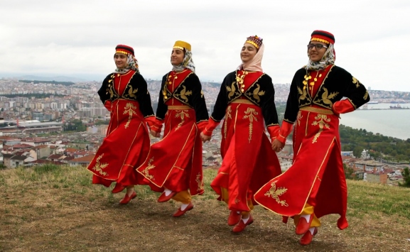 18 yaş ve üzeri kadınlara yönelik düzenlenen halk oyunları kursuna