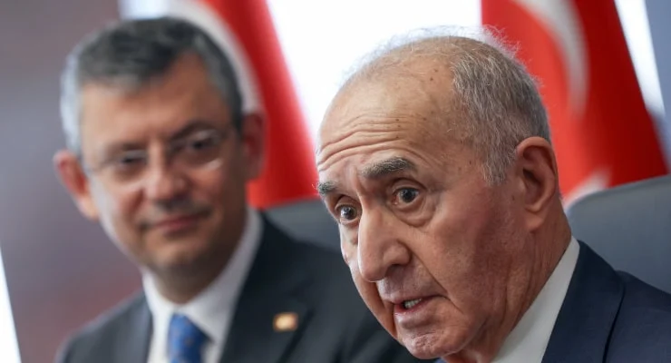 Türkiye siyasetinin deneyimli ismi Hikmet Çetin, zatürre teşhisiyle Başkent Hastanesi’nde