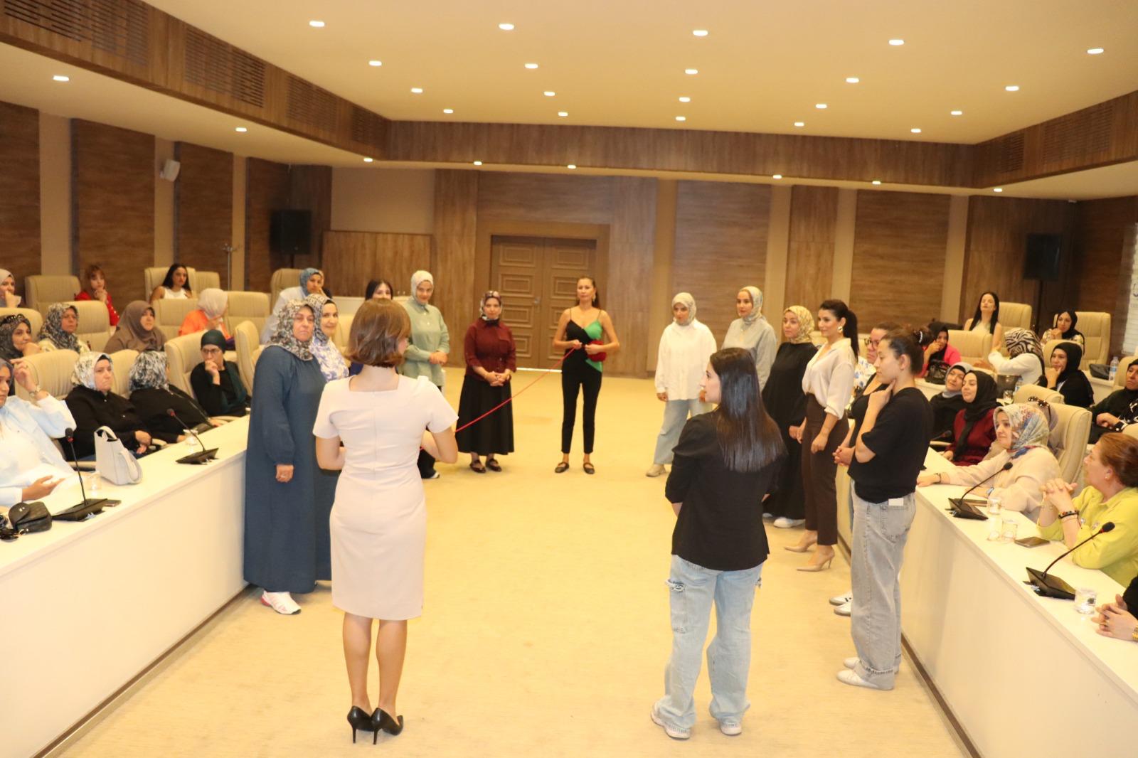 Batman ve Gaziantep’te düzenlenen atölyelerle kadınlar, kendi dillerinde sağlık bilgilerini