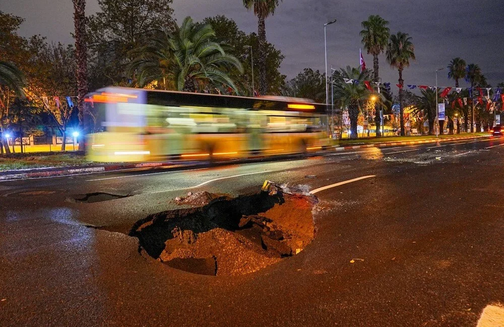 İstanbul’da yol çöktü, taksi takla attı İstanbul’da dün etkili olan sağanak yağış nedeniyle Vatan Caddesi'nde yol