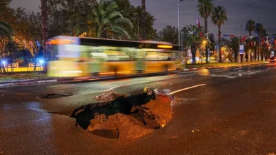 İstanbul’da dün etkili olan sağanak yağış nedeniyle Vatan Caddesi'nde yol