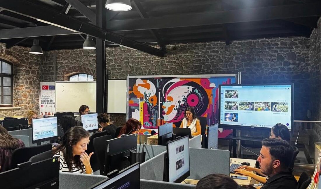 İzmir Büyükşehir Belediyesi’nin Dijital Gençlik Merkezi’nde düzenlenen ücretsiz “Canva ile
