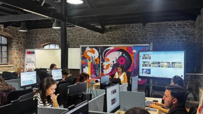 İzmir Büyükşehir Belediyesi’nin Dijital Gençlik Merkezi’nde düzenlenen ücretsiz “Canva ile