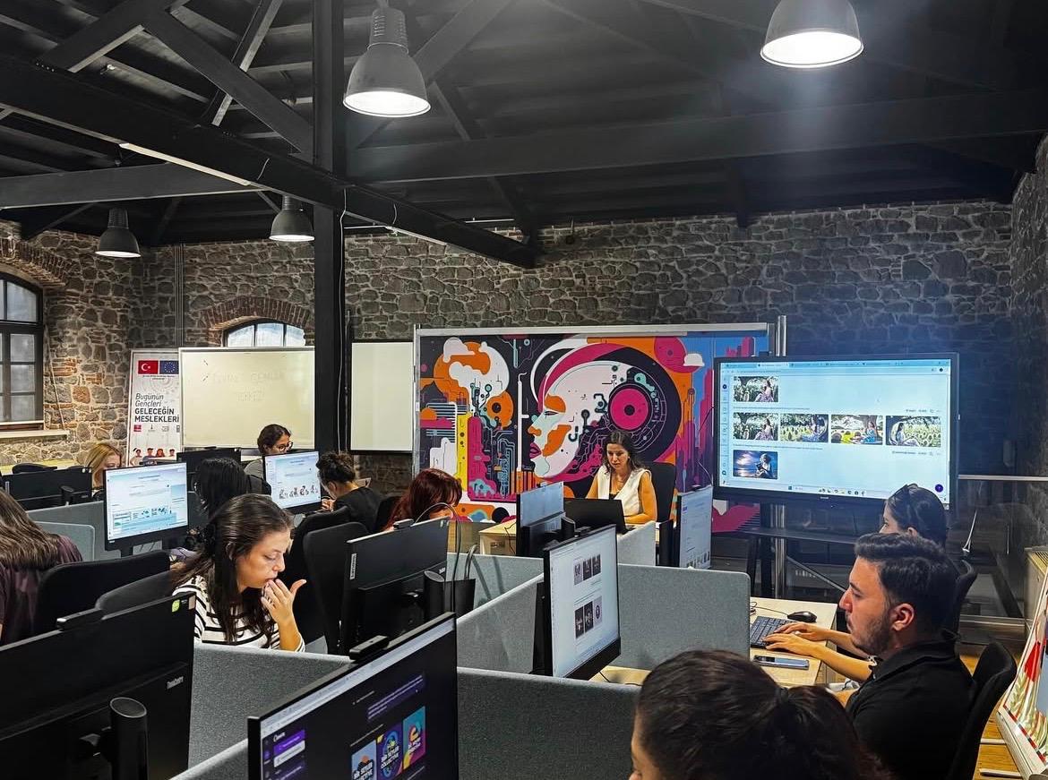 İzmir Büyükşehir Belediyesi’nin Dijital Gençlik Merkezi’nde düzenlenen ücretsiz “Canva ile