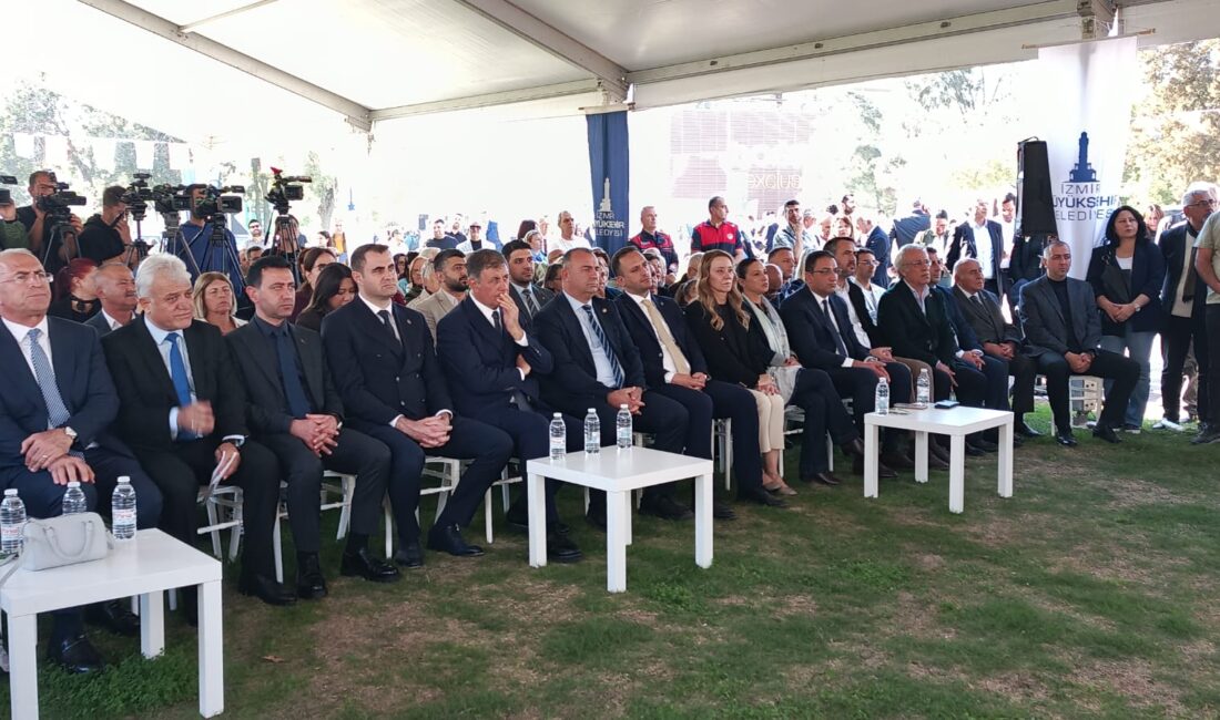 Bayraklı’da 30 Ekim Depremi’nin 5’inci yılı anma töreninde konuşan İZDEDA