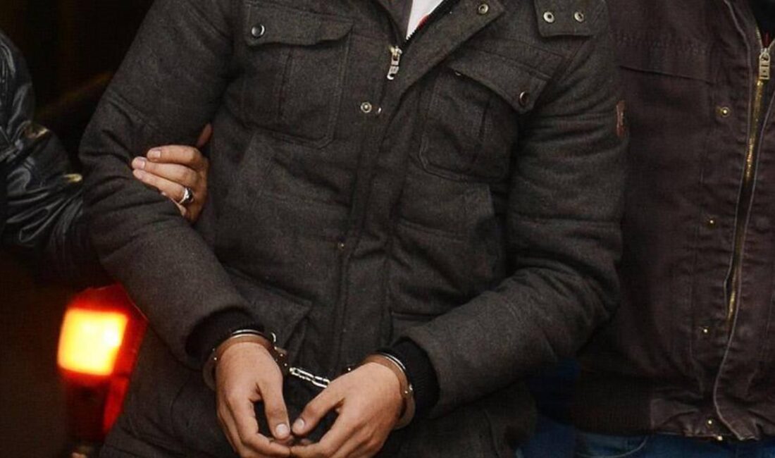 İzmir’in Karabağlar ilçesinde polis ekiplerinin düzenlediği uyuşturucu operasyonunda cezaevi firarisi