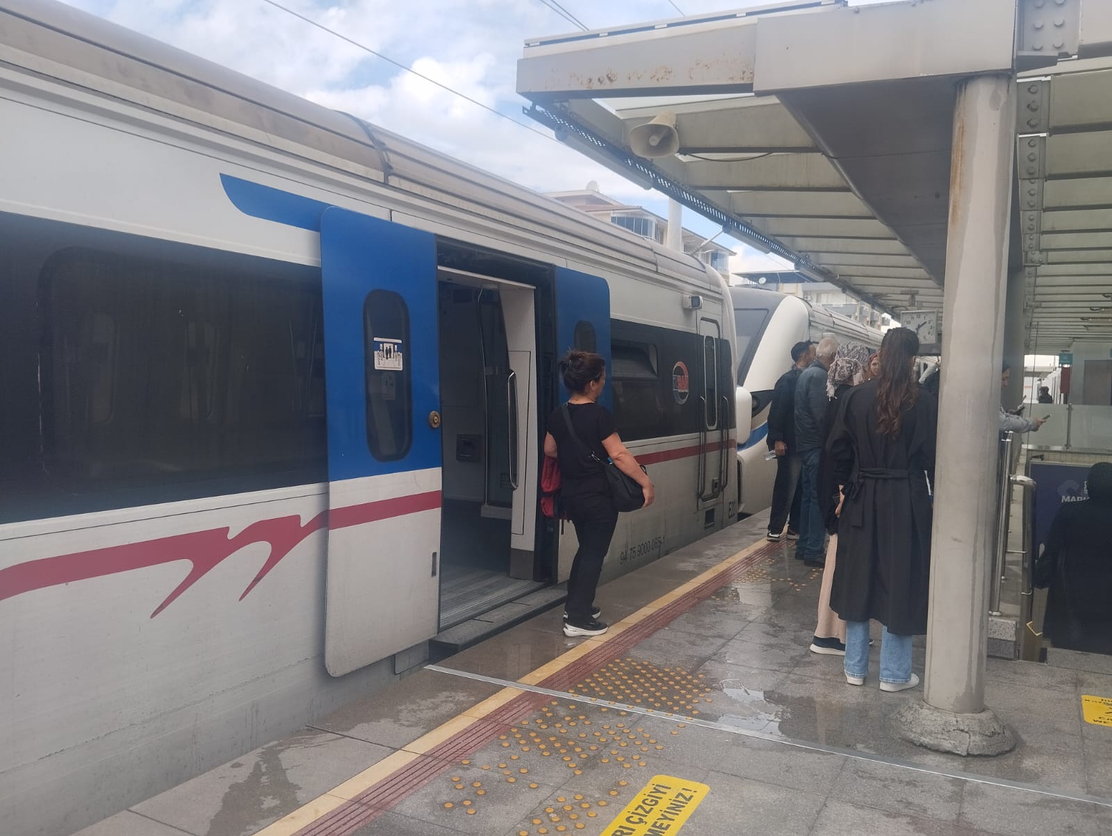 İzmir’de bugün etkili olan sağanak yağış sonrası İZBAN’da yaşanan sinyalizasyon