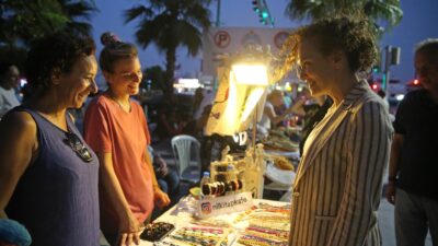 200 kadın üretici, yaz boyunca Karşıyaka Çarşısı’nda emeklerini kazanca dönüştürdü.