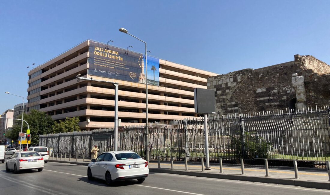 İzmir Büyükşehir Belediyesi, riskli yapı ilan edilen Çankaya Katlı Otoparkı’nda