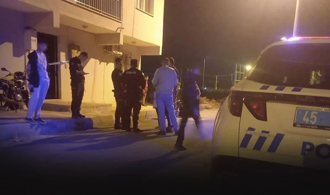 Şehzadeler ilçesinde baba ile oğlu arasında çıkan tartışma kanlı bitti.
