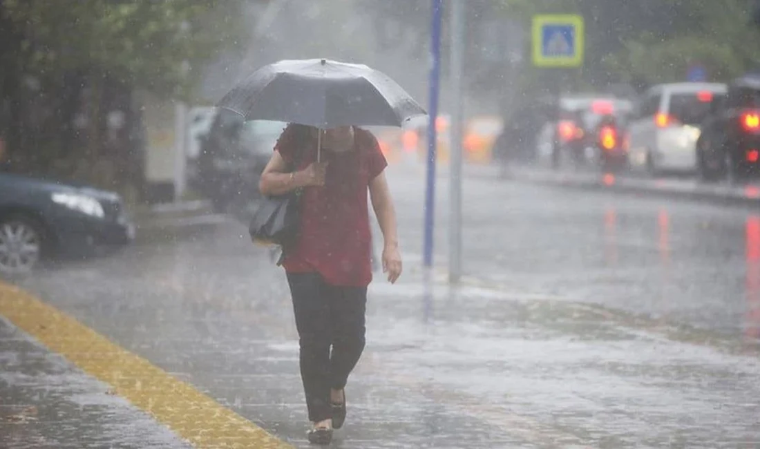 İzmir'de Cuma günü kuvvetli yağış ve fırtına bekleniyor. Meteoroloji'nin sarı