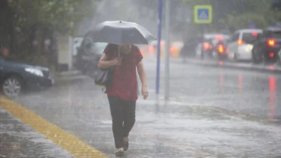 İzmir'de Cuma günü kuvvetli yağış ve fırtına bekleniyor. Meteoroloji'nin sarı