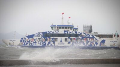 İzmir’de etkili olan şiddetli rüzgar nedeniyle İzdeniz tüm vapur seferlerini