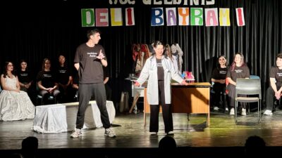 İzmir Büyükşehir Belediyesi'nin tiyatro kursuna katılan gençlerin sahnelediği “Deli Bayramı”,