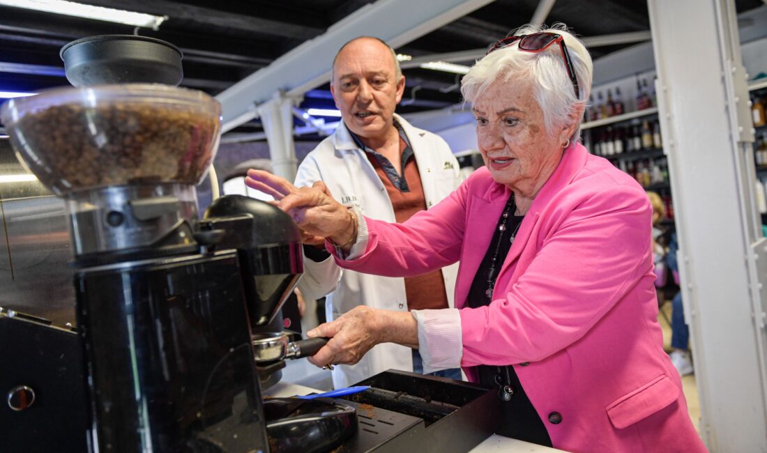 İleri yaş baristalar iş başında İzmir’de 65-85 yaş arasındaki katılımcılar, Meslek Fabrikası’nda düzenlenen barista eğitiminde