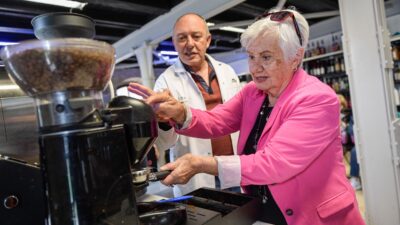 İzmir’de 65-85 yaş arasındaki katılımcılar, Meslek Fabrikası’nda düzenlenen barista eğitiminde