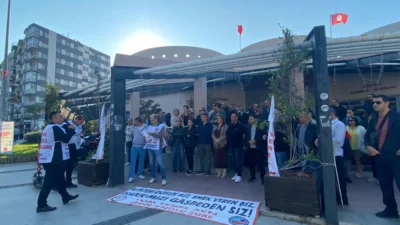 Konak Belediyesi memurları, ödenmeyen Sosyal Denge Tazminatları için belediye önünde