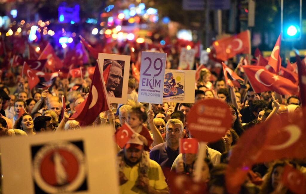 Bornova’da Cumhuriyet Bayramı’na coşkulu kutlama: Sevcan Orhan hayranlarıyla Büyükpark’ta buluşacak Bornova Belediyesi, 28 Ekim 2025’te Büyükpark’ta Sevcan Orhan konseriyle Cumhuriyet