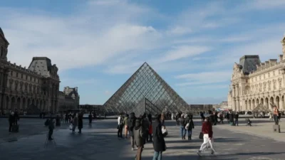 Paris’teki Louvre Müzesi’nde dokuz paha biçilemez eserin çalındığı soygun sonrası