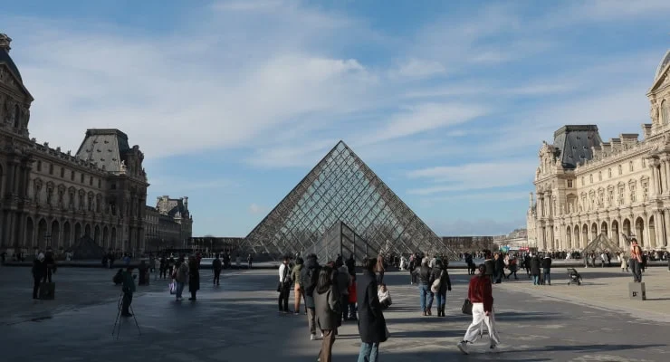 Paris’teki Louvre Müzesi’nde dokuz paha biçilemez eserin çalındığı soygun sonrası