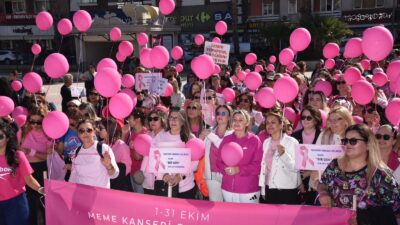 Menemen'de Meme Kanseri Farkındalık Ayı kapsamında düzenlenen etkinlikte, binin üzerinde