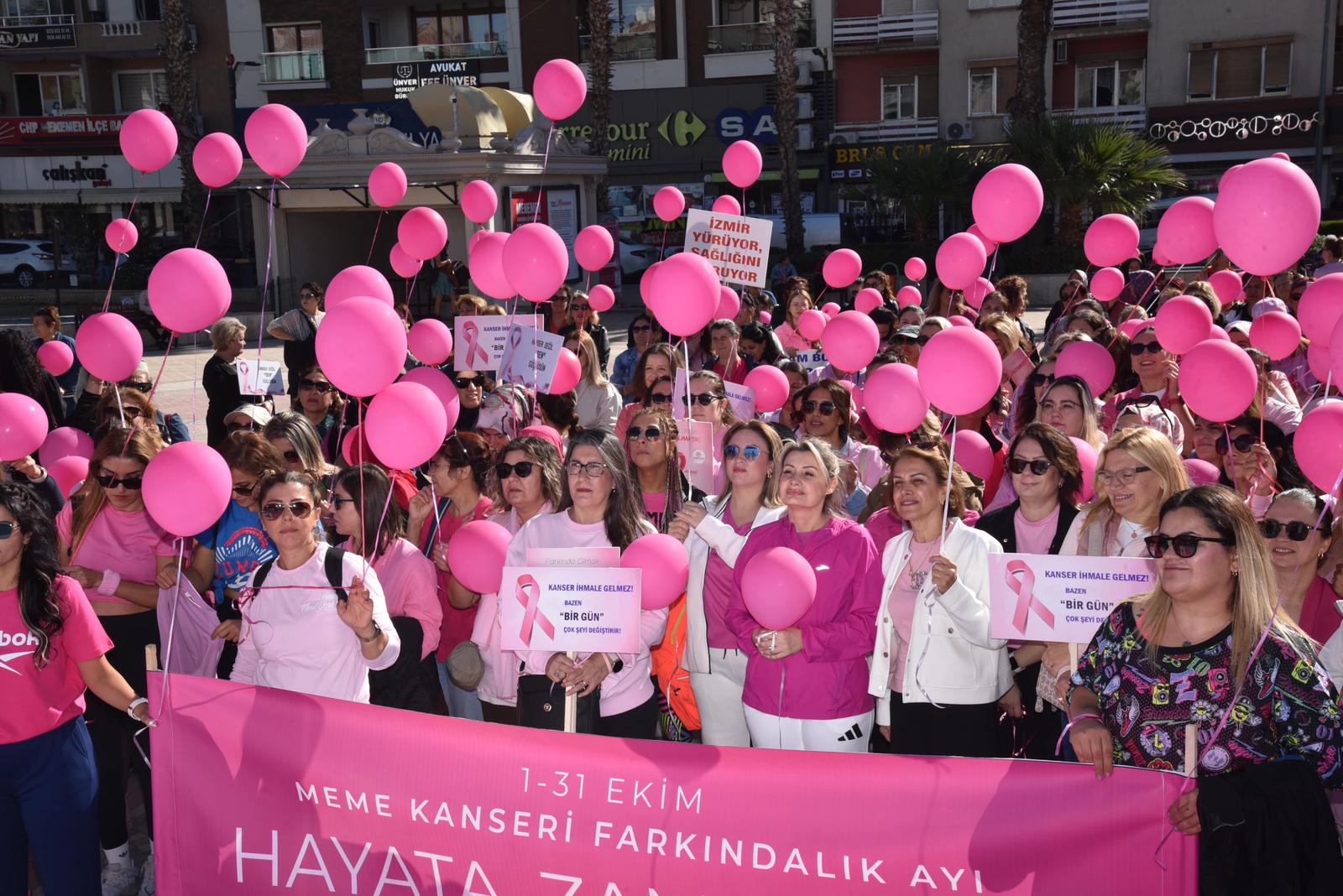 Menemen'de Meme Kanseri Farkındalık Ayı kapsamında düzenlenen etkinlikte, binin üzerinde
