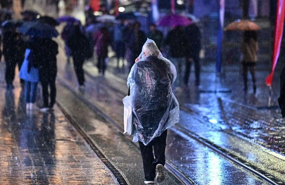 Meteorolojiden yeni uyarı: Bugün yine fırtına ve kuvvetli sağanak var Yurdun büyük bir bölümünde dün akşam saatlerinde etkini gösteren kuvvetli