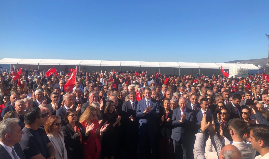 CHP İzmir’den Cumhuriyet Meydanı’nda alternatif kutlama Cemil Tugay, İzmir Cumhuriyet Meydanı’ndaki coşkulu törende CHP’lilere seslendi: "CHP’li