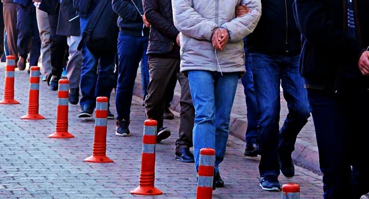 Yüksek kazanç vaadi, sahte kamu görevlisi kimliği, kurmaca internet siteleri...