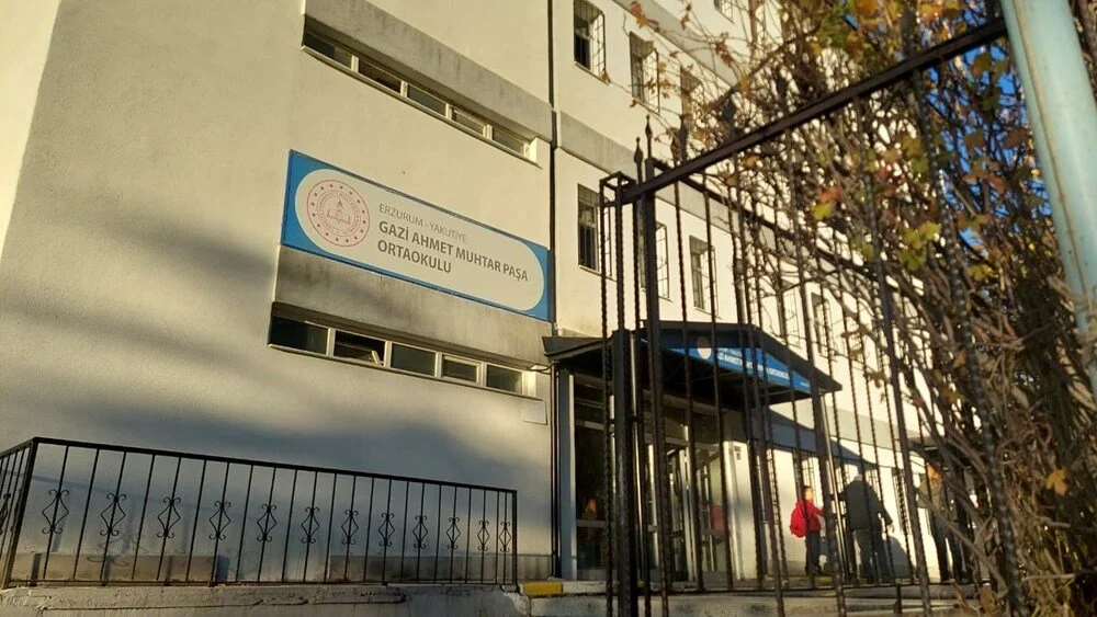 Erzurum'da son ders zili ile okul çıkışı korku dolu anlar