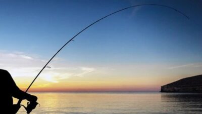 Konak’ta sahilde balık tutan bir vatandaşın oltasına deforme olmuş bir