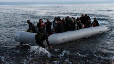 Yunanistan’ın Sakız Adası açıklarında göçmenleri taşıyan bir botun kayalıklara çarpması