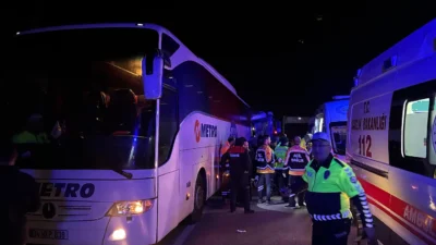 Sinop-Samsun kara yolunda meydana gelen kazada, işçileri taşıyan otobüs arızalanan