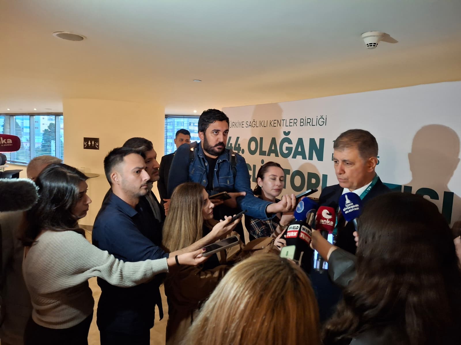 İzmir Büyükşehir Belediye Başkanı Cemil Tugay, Harmandalı çöplüğünün geçici süreyle