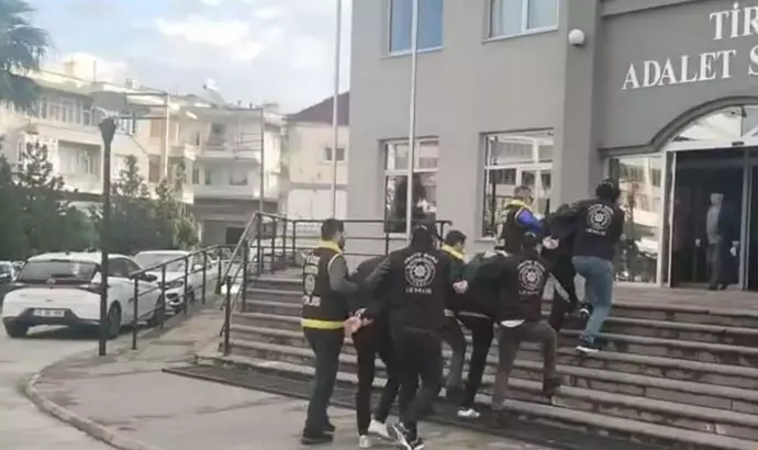 Tire’de iş yerlerine silahlı saldırı: 3 şüpheli tutuklandı İzmir’in Tire ilçesinde 6 Ekim’de gerçekleşen iş yeri saldırılarına karıştığı