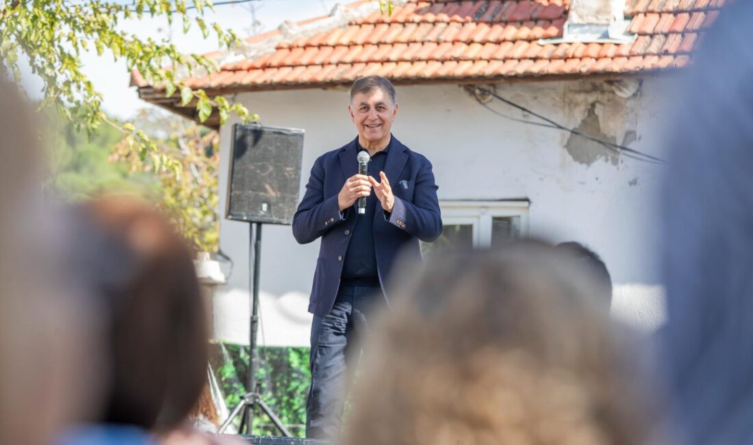 Başkan Tugay’dan Zeytin Festivali’nde markalaşma ve köylere destek mesajı İzmir Büyükşehir Belediye Başkanı Dr. Cemil Tugay, 13. Zeytin Festivali’nde