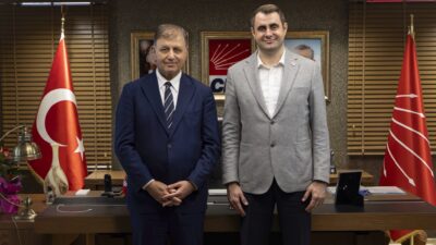 CHP İzmir İl Başkanlığı’na seçilen Çağatay Güç, mazbatasını alarak görevine