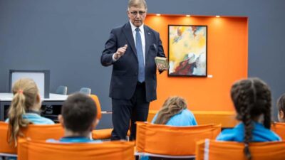 İzmir Büyükşehir Belediye Başkanı Cemil Tugay, İlber Ortaylı Kütüphanesi’nde ilkokul