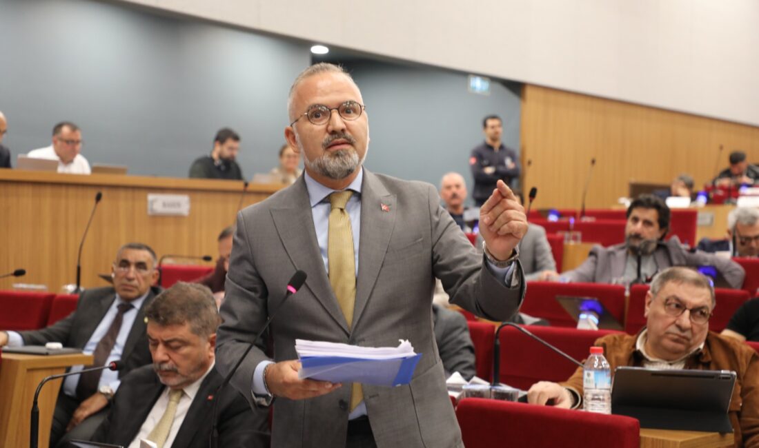İzmir Büyükşehir Belediye Meclisi’nde konuşan AK Parti Grup Başkan Vekili