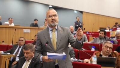 İzmir Büyükşehir Belediye Meclisi’nde konuşan AK Parti Grup Başkan Vekili