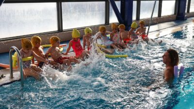 Buca Belediyesi, ücretsiz okul öncesi eğitim alan çocukları artık yüzme