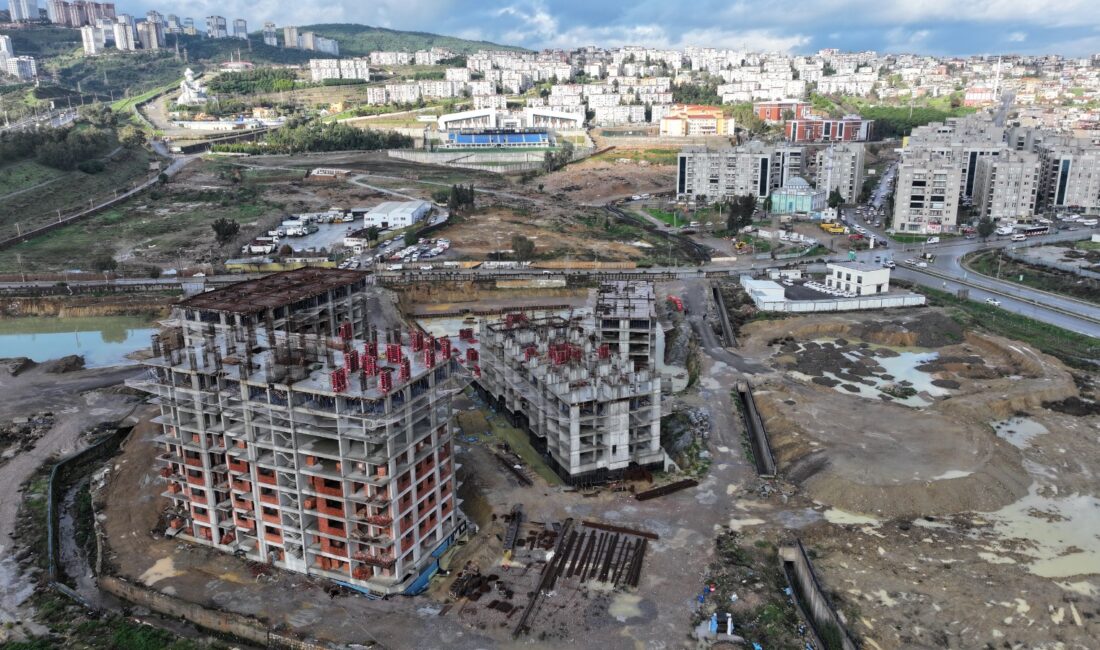 İzmir Büyükşehir Belediyesi’nin yürüttüğü kentsel dönüşüm çalışmalarında kooperatiflerden teslim alınan