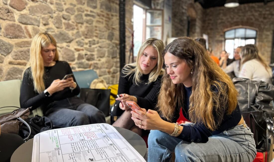 İzmirli kadınlar, dijital gençlik merkezi’nde verilen eğitimlerle dijital pazarlama, e-ticaret