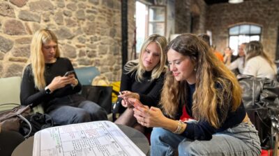 İzmirli kadınlar, dijital gençlik merkezi’nde verilen eğitimlerle dijital pazarlama, e-ticaret