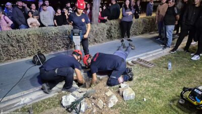 Konak iskelesi’nde mazgala düşen köpek beş gün sonra itfaiyenin titiz