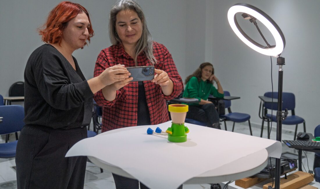 İzmir Büyükşehir Belediyesi’nin Meslek Fabrikası, sektöre yeni tasarımcılar ve fotoğrafçılar