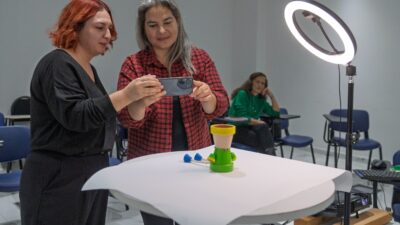 İzmir Büyükşehir Belediyesi’nin Meslek Fabrikası, sektöre yeni tasarımcılar ve fotoğrafçılar