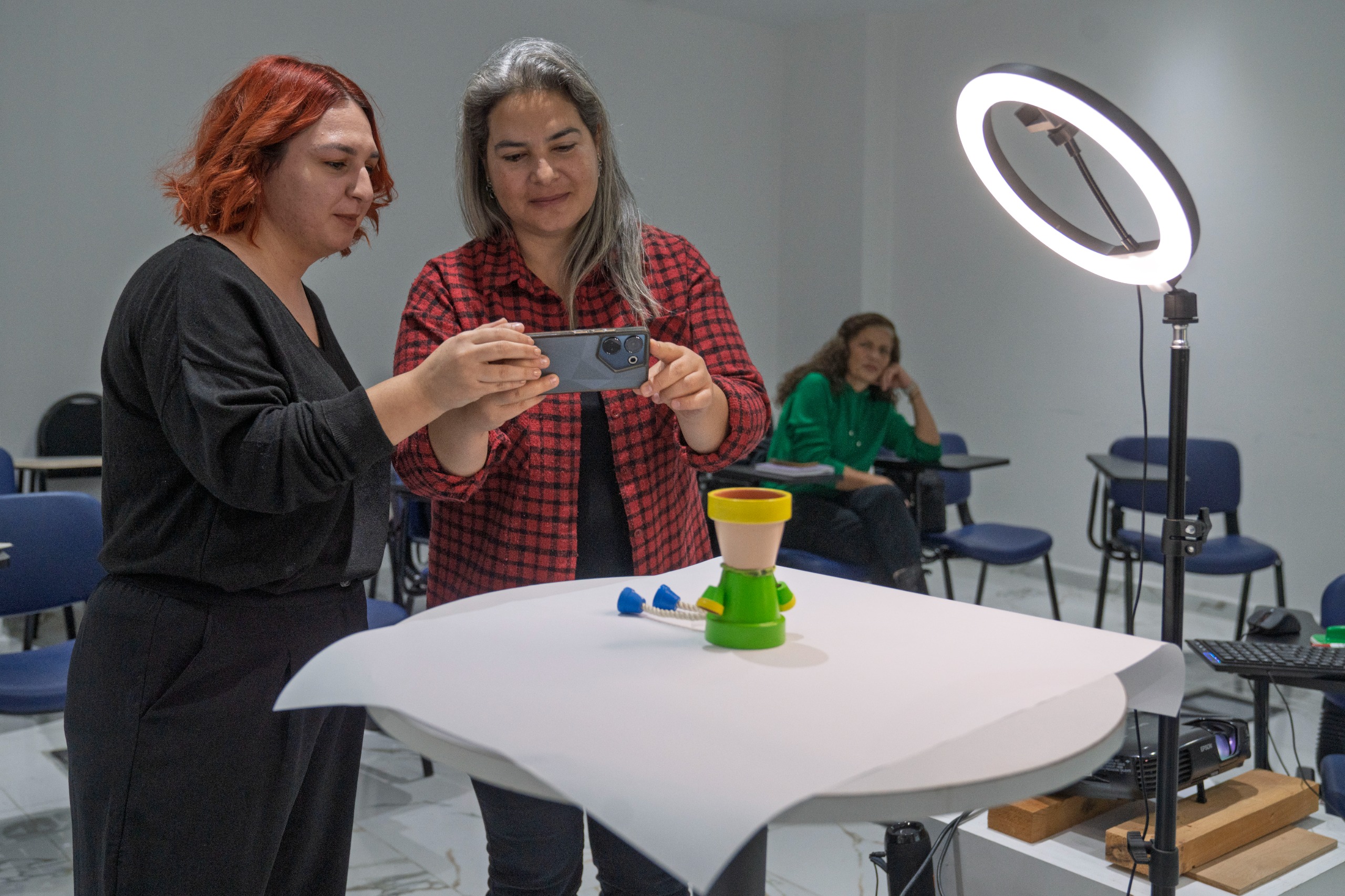 İzmir Büyükşehir Belediyesi’nin Meslek Fabrikası, sektöre yeni tasarımcılar ve fotoğrafçılar